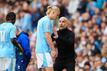 City-Trainer Pep Guardiola (r) und sein Schützling Erling Haaland.