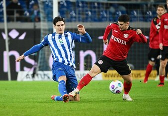 Zweikampf um den Ball: Karlsruhes Igor Matanovic (l) und Robin Heußer vom SV Wehen Wiesbaden. Zweikampf um den Ball: Karlsruhes Igor Matanovic (l) und Robin Heußer vom SV Wehen Wiesbaden.
