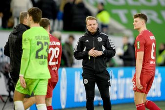 Tobias Krull (2.v.r.) übernahm nach einer Verletzung des Schiedsrichter-Assistenten die Position des vierten Offiziellen.