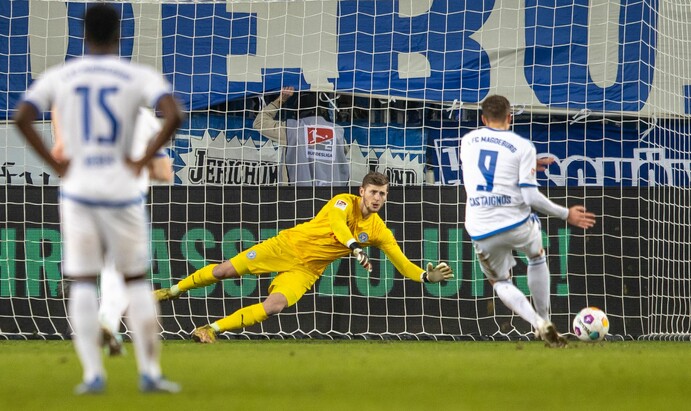 Kiels Torwart Timon Weiner pariert einen Strafstoß von Magdeburgs Luc Castaignos.