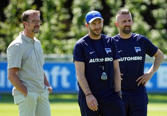 Herthas damaliger Cheftrainer Sandro Schwarz (M) und Vedad Ibisevic beobachten die Spieler beim Training. Herthas damaliger Cheftrainer Sandro Schwarz (M) und Vedad Ibisevic beobachten die Spieler beim Training.