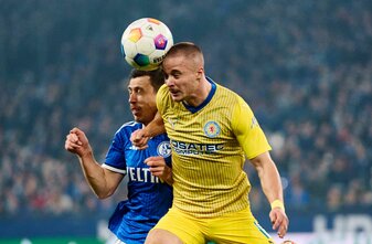 Schalkes Ron Schallenberg und Braunschweigs Florian Krüger liefern sich ein Kopfballduell. Schalkes Ron Schallenberg und Braunschweigs Florian Krüger liefern sich ein Kopfballduell.