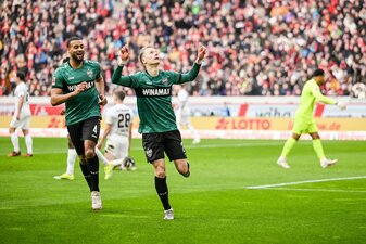 Chris Führich (r) macht mit seinem Treffer zum 2:0 den Stuttgarter Doppelschlag perfekt. Chris Führich (r) macht mit seinem Treffer zum 2:0 den Stuttgarter Doppelschlag perfekt.