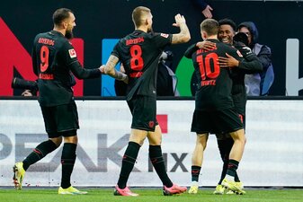 Leverkusens Torschütze Nathan Tella (r) jubelt mit seinen Mannschaftskollegen über das Tor zum 2:0. Leverkusens Torschütze Nathan Tella (r) jubelt mit seinen Mannschaftskollegen über das Tor zum 2:0.