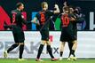 Leverkusens Torschütze Nathan Tella (r) jubelt mit seinen Mannschaftskollegen über das Tor zum 2:0.