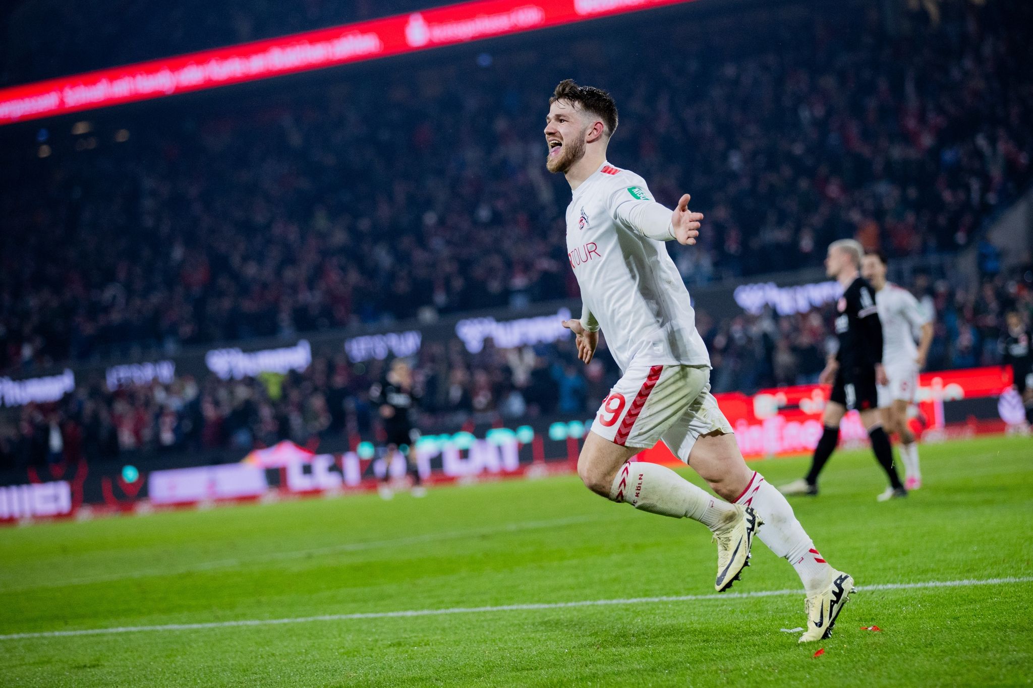 Kölns Jan Thielmann freut sich über sein Tor zum 2:0.