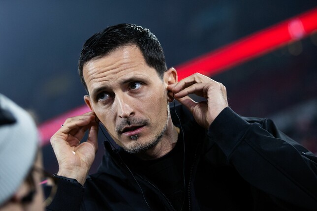 Frankfurts Trainer Dino Toppmöller vor dem Spiel.