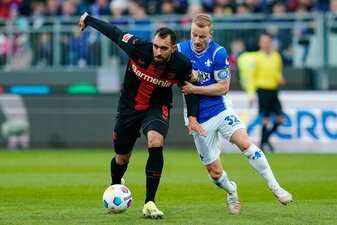 Darmstadt bemüht sich gegen Leverkusen: Fabian Holland (r.) im Duell gegen Leverkusens Borja Iglesias. Darmstadt bemüht sich gegen Leverkusen: Fabian Holland (r.) im Duell gegen Leverkusens Borja Iglesias.