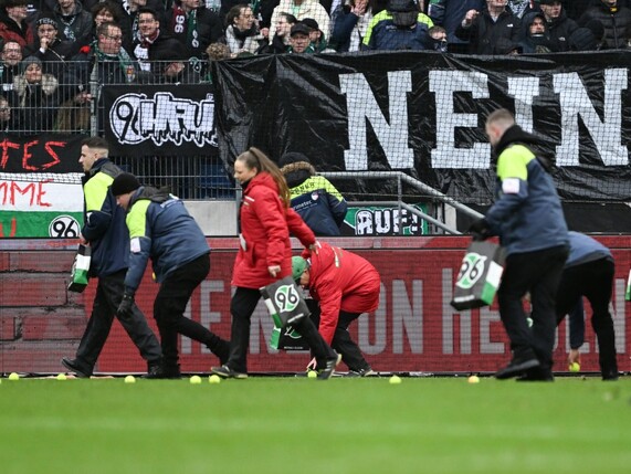 Wegen Tennisbällen: Auch Hannover gegen Rostock unterbrochen