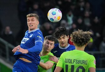 Die Hoffenheimer um Grischa Prömel (l) nehmen einen Punkt aus Wolfsburg mit. Die Hoffenheimer um Grischa Prömel (l) nehmen einen Punkt aus Wolfsburg mit.