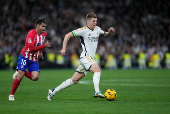 Toni Kroos (r) und Real Madrid kassierten beim Derby gegen Atlético in der Nachspielzeit den Ausgleich. Toni Kroos (r) und Real Madrid kassierten beim Derby gegen Atlético in der Nachspielzeit den Ausgleich.