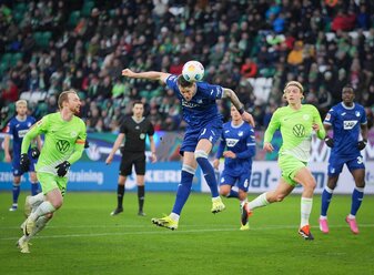 Das Spiel zwischen VfL Wolfsburg und TSG 1899 Hoffenheim ist in der ersten Halbzeit für kurze Zeit unterbrochen worden. Das Spiel zwischen VfL Wolfsburg und TSG 1899 Hoffenheim ist in der ersten Halbzeit für kurze Zeit unterbrochen worden.