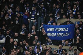 Hertha-Fans protestieren gegen den geplanten Investoren-Einstieg bei der DFL. Hertha-Fans protestieren gegen den geplanten Investoren-Einstieg bei der DFL.