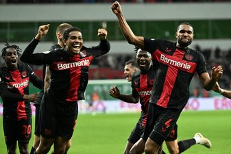 Die Leverkusener feiern den Einzug ins Pokal-Halbfinale. Die Leverkusener feiern den Einzug ins Pokal-Halbfinale.