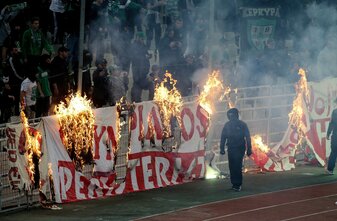In der griechischen Superliga kam es immer wieder zu Fan-Ausschreitungen. In der griechischen Superliga kam es immer wieder zu Fan-Ausschreitungen.