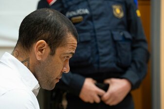 Dani Alves wird vorgeworfen, eine Frau im Dezember 2022 sexuell angegriffen zu haben. Dani Alves wird vorgeworfen, eine Frau im Dezember 2022 sexuell angegriffen zu haben.