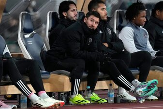 Saß auch gegen Vissel Kobe eine Halbzeit auf der Bank: Lionel Messi (l). Saß auch gegen Vissel Kobe eine Halbzeit auf der Bank: Lionel Messi (l).