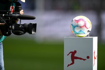 Die Debatte im deutschen Fußball über einen Investoren-Einstieg hält an. Die Debatte im deutschen Fußball über einen Investoren-Einstieg hält an.