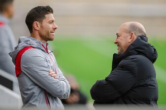 Stehen für Leverkusener Erfolg: Trainer Xabi Alonso (l) und Geschäftsführer Fernando Carro. Stehen für Leverkusener Erfolg: Trainer Xabi Alonso (l) und Geschäftsführer Fernando Carro.