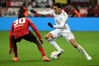 Nicht nur in Deutschland wird das Spiel von Tabellenführer Bayer Leverkusen gegen Verfolger Bayern München mit Spannung verfolgt, sondern weltweit. Nicht nur in Deutschland wird das Spiel von Tabellenführer Bayer Leverkusen gegen Verfolger Bayern München mit Spannung verfolgt, sondern weltweit.