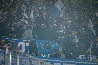 Rauch ist in dem Fanblock der Hoffenheim-Fans nach dem Böllerwurf zu sehen. Rauch ist in dem Fanblock der Hoffenheim-Fans nach dem Böllerwurf zu sehen.