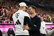 Bayerns Trainer Thomas Tuchel (l) und Leverkusens Trainer Xabi Alonso begrüßen sich vor einem Spiel.