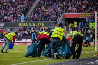 Der Fan-Dachverband «Unsere Kurve» äußert sich zu den Unterbrechungen durch Proteste gegen die DFL. Der Fan-Dachverband «Unsere Kurve» äußert sich zu den Unterbrechungen durch Proteste gegen die DFL.