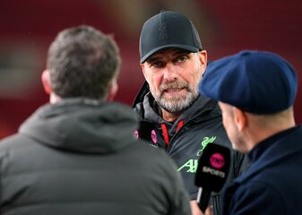 Ist gegen die Einführung einer Blauen Karte: Liverpool-Coach Jürgen Klopp (M). Ist gegen die Einführung einer Blauen Karte: Liverpool-Coach Jürgen Klopp (M).