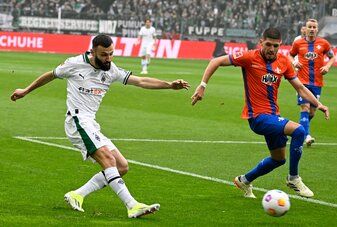 Der Gladbacher Frank Honorat (l) kommt gegen Emir Karic zum Flanken. Der Gladbacher Frank Honorat (l) kommt gegen Emir Karic zum Flanken.