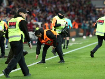Proteste im Topspiel: Bayer gegen Bayern beginnt verspätet