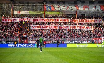 Uion-Fans zeigen in der Alten Försterei Banner, die sich gegen den geplanten Investoren-Deal der DFL richten. Uion-Fans zeigen in der Alten Försterei Banner, die sich gegen den geplanten Investoren-Deal der DFL richten.