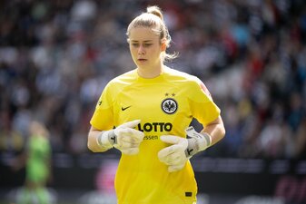 Durch ein Eigentor brachte Frankfurts Torhüterin Stina Johannes den VfL Wolfsburg auf die Siegerstraße. Durch ein Eigentor brachte Frankfurts Torhüterin Stina Johannes den VfL Wolfsburg auf die Siegerstraße.