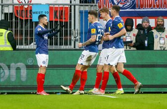 Holstein Kiel feierte einen Heimsieg gegen den FC Schalke 04. Holstein Kiel feierte einen Heimsieg gegen den FC Schalke 04.