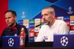 Leipzigs Trainer Marco Rose sitzt neben Torwart Peter Gulacsi bei der Pressekonferenz auf dem Podium.