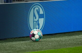 Schalke hat einen ehemaligen Sponsor verklagt. Schalke hat einen ehemaligen Sponsor verklagt.