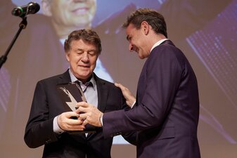 Trainer-Legende Otto Rehhagel erhält vom griechischen Ministerpräsidenten Kyriakos Mitsotakis die Auszeichnung für sein Lebenswerk. Trainer-Legende Otto Rehhagel erhält vom griechischen Ministerpräsidenten Kyriakos Mitsotakis die Auszeichnung für sein Lebenswerk.