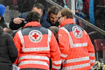 14 Personen wurden bei der Explosion eines Böllers beim Spiel zwischen Augsburg und Hoffenheim verletzt. 14 Personen wurden bei der Explosion eines Böllers beim Spiel zwischen Augsburg und Hoffenheim verletzt.