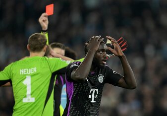 Upamecano sah für das Einsteigen im Strafraum gegen Lazio-Angreifer Gustav die Rote Karte. Upamecano sah für das Einsteigen im Strafraum gegen Lazio-Angreifer Gustav die Rote Karte.