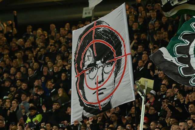 Hannover-Fans halten ein Fadenkreuz-Plakat mit dem Gesicht des Film-Zauberers Harry Potter hoch.