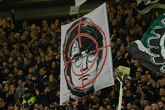 Hannover-Fans halten ein Fadenkreuz-Plakat mit dem Gesicht des Film-Zauberers Harry Potter hoch. Hannover-Fans halten ein Fadenkreuz-Plakat mit dem Gesicht des Film-Zauberers Harry Potter hoch.