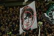 Hannover-Fans halten ein Fadenkreuz-Plakat mit dem Gesicht des Film-Zauberers Harry Potter hoch.