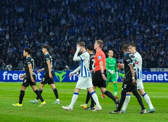 Schiedsrichter Florian Exner verlässt mit den Spielern beider Mannschaften das Spielfeld. Schiedsrichter Florian Exner verlässt mit den Spielern beider Mannschaften das Spielfeld.
