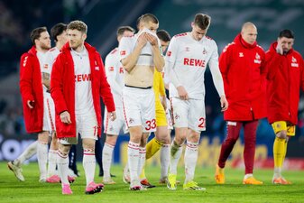 Kölns spieler verlassen nach der Niederlage gegen Werder Bremen enttäuscht den Rasen. Kölns spieler verlassen nach der Niederlage gegen Werder Bremen enttäuscht den Rasen.
