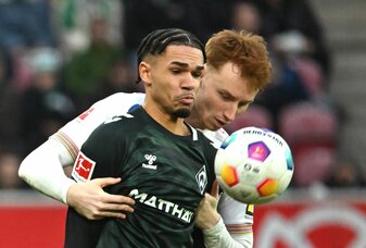Der Mainzer Sepp van den Berg (r) köpft gegen Bremens Justin Njinmah. Der Mainzer Sepp van den Berg (r) köpft gegen Bremens Justin Njinmah.