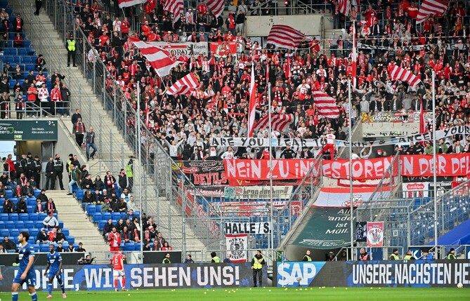 Die Berliner Fans werfen mehrfach Tennisbälle aus Protest gegen die DFL aufs Spielfeld.