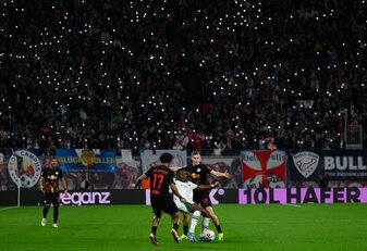 Das Spiel zwischen Leipzig und Mönchengladbach wurde von zwei Todesfällen in der Fanszene überschattet. Das Spiel zwischen Leipzig und Mönchengladbach wurde von zwei Todesfällen in der Fanszene überschattet.