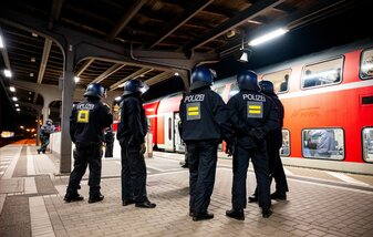 Viele der Fans mussten stundenlang in dem Zug ausharren, bis sie kontrolliert wurden. Viele der Fans mussten stundenlang in dem Zug ausharren, bis sie kontrolliert wurden.