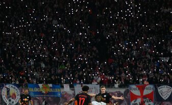Die Zuschauer im Stadion lassen in Gedenken an einen gestorbenen Fan die Lichter ihrer Handys leuchten. Die Zuschauer im Stadion lassen in Gedenken an einen gestorbenen Fan die Lichter ihrer Handys leuchten.