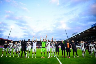 Die Spieler von Bayer Leverkusen feiern den Sieg in Heidenheim.