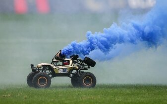 In Rostock kam es zu Fanprotesten mit ferngesteuerten Autos. In Rostock kam es zu Fanprotesten mit ferngesteuerten Autos.